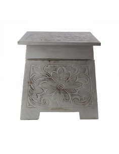 Hocker-Box aus Albesiaholz Höhe ca. 38 cm

Breite ca. 28 cm 

mit Blumenmotiv

White Wash Optik

Indonesien